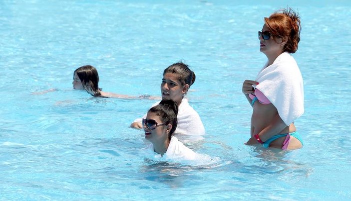 Antalya'da havuza havlu ile girdiler