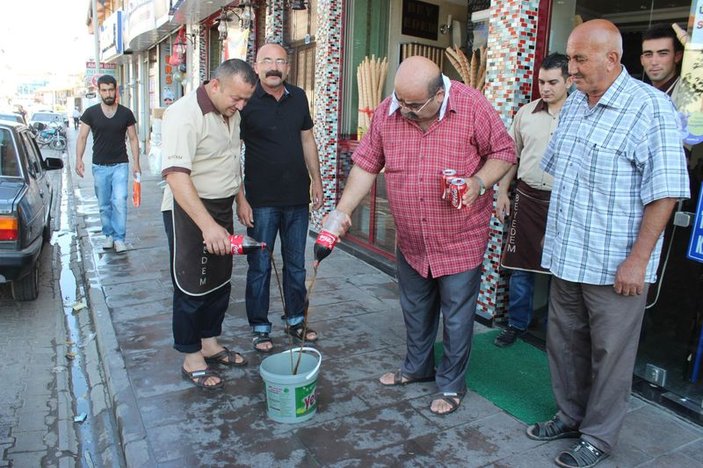 Konya'da bir pastane sahibi dolaptaki kolaları yola döktü