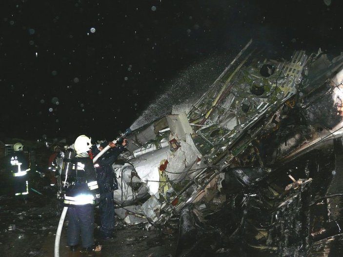 Tayvan'da dün akşam düşen uçaktan 10 kişi kurtuldu