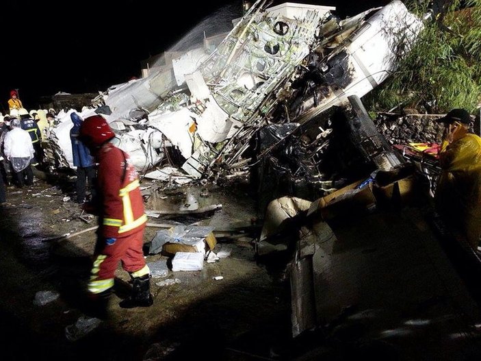 Tayvan'da dün akşam düşen uçaktan 10 kişi kurtuldu