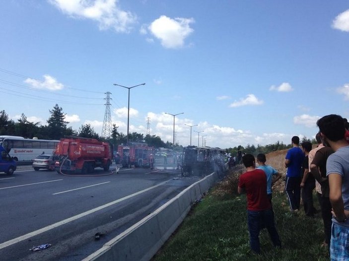 Halk otobüsü TEM'de alev alev yandı