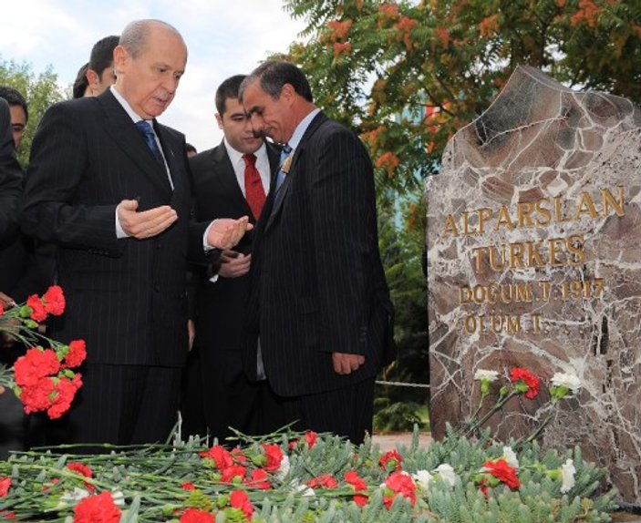 Bahçeli Alparslan Türkeş'in mezarına karanfil bıraktı