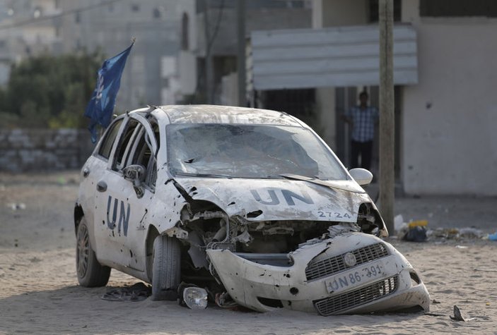 İsrail Gazze'de BM Mülteci Yardım Kuruluşu'nu vurdu