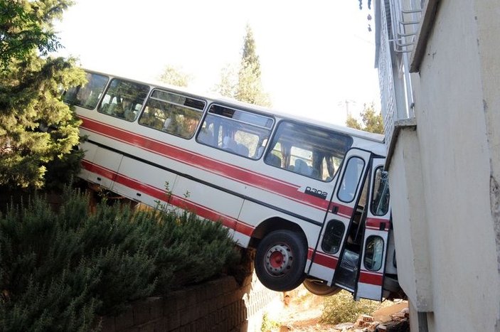 Kahramanmaraş'ta yolcu otobüsü evin balkonuna düştü İZLE