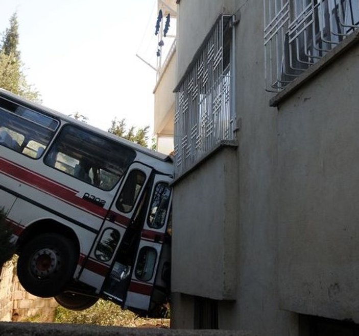 Kahramanmaraş'ta yolcu otobüsü evin balkonuna düştü İZLE