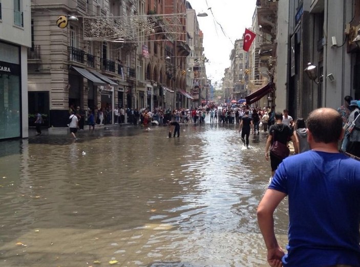 İstiklal Caddesi'ni su bastı İZLE