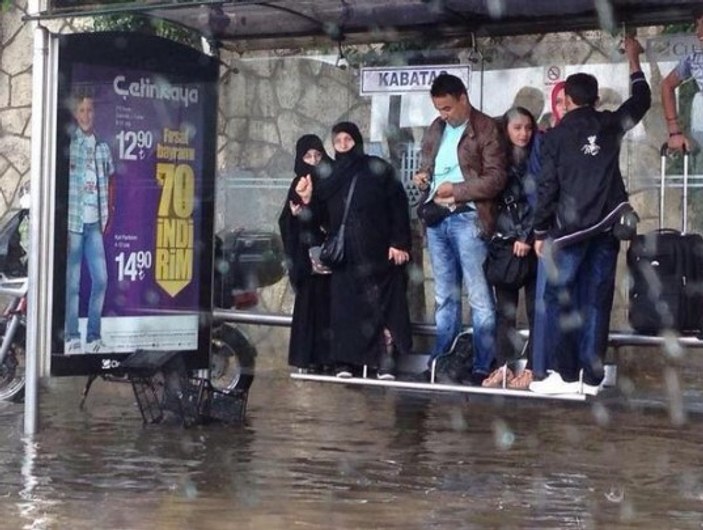 İstiklal Caddesi'ni su bastı İZLE