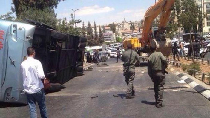 Kudüs'te Filistinli eylemci kepçeyle otobüse saldırdı