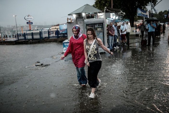 İstanbul'da sağanak yağış iletişimi de etkiledi