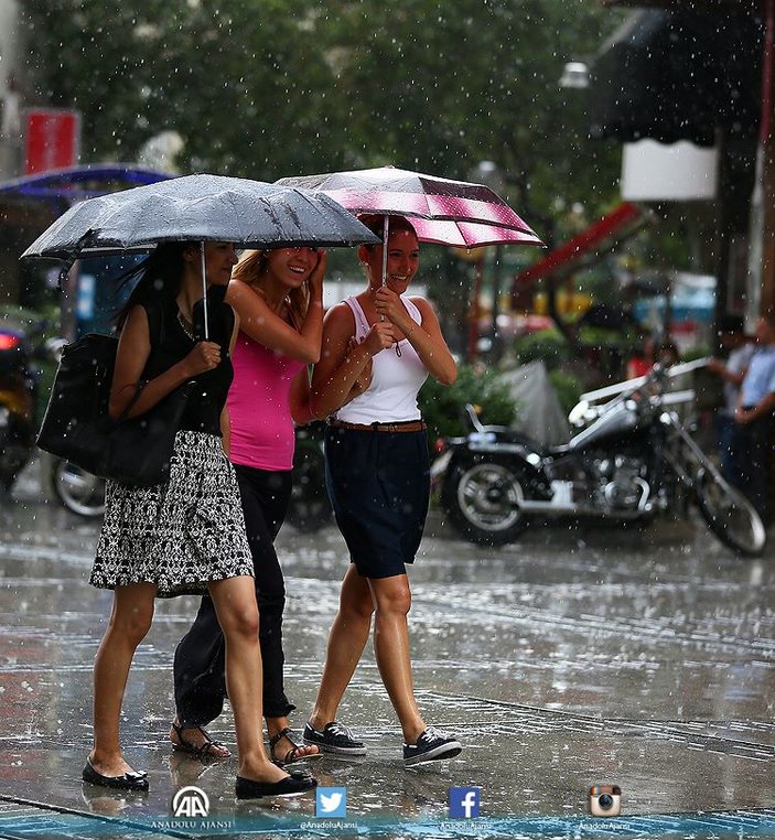 İstanbul'da sağanak yağış iletişimi de etkiledi