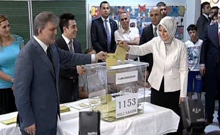 Abdullah Gül cumhurbaşkanı olarak son kez oy kullandı İZLE