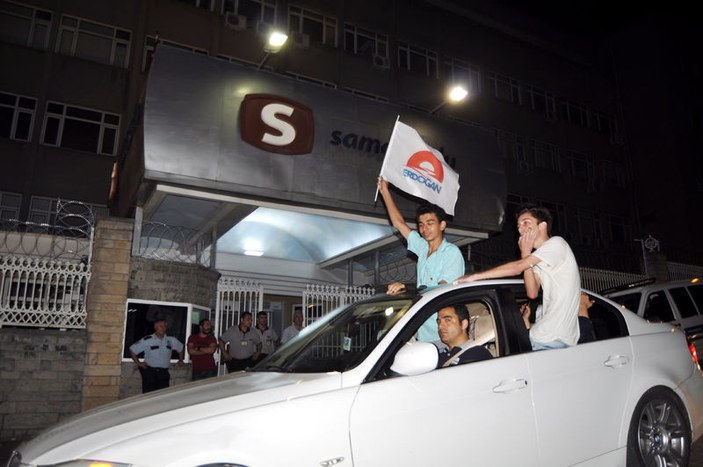 Samanyolu Televizyonu önünde Erdoğan'ın zaferi kutlandı İZLE