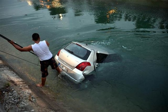 Adana'da kadın sürücü tacizden yüzerek kurtuldu