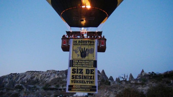 Kapadokya'da balonlar Rabia pankartlarıyla uçtu