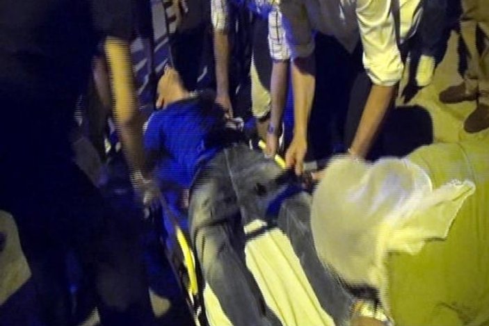 Antalya'da bir anne bıçaklanan oğlunun ayaklarını öptü
