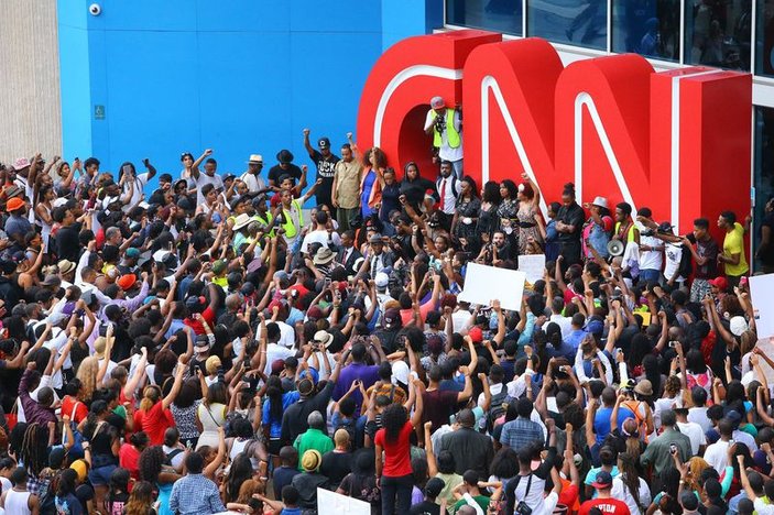 Ferguson'u görmeyen CNN'e Atlanta'daki merkezinde tepki