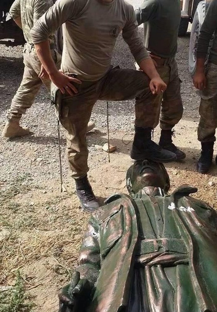 PKK'lı heykelinin üzerine basan askere soruşturma
