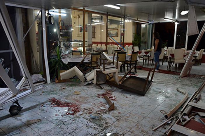 Direksiyon hakimiyetini kaybeden sürücü lokantaya girdi