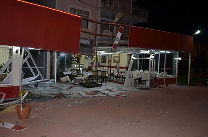 Direksiyon hakimiyetini kaybeden sürücü lokantaya girdi