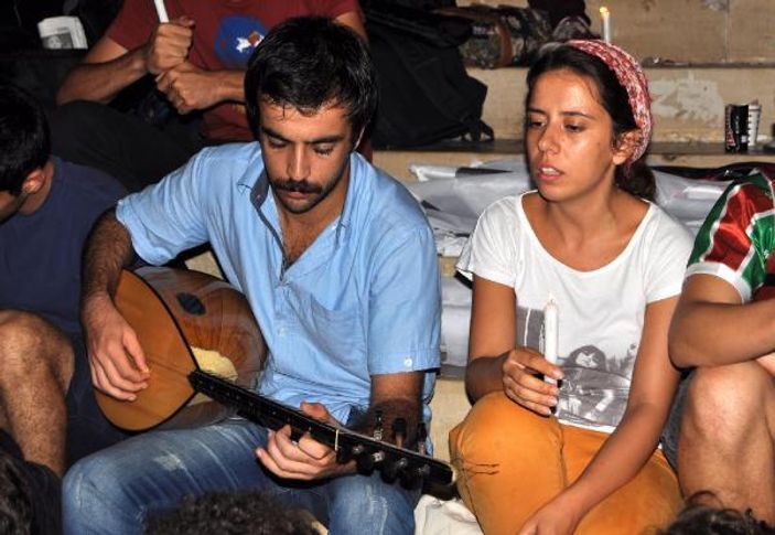 TGB üyeleri Atatürk heykeli önünde nöbet tuttu İZLE