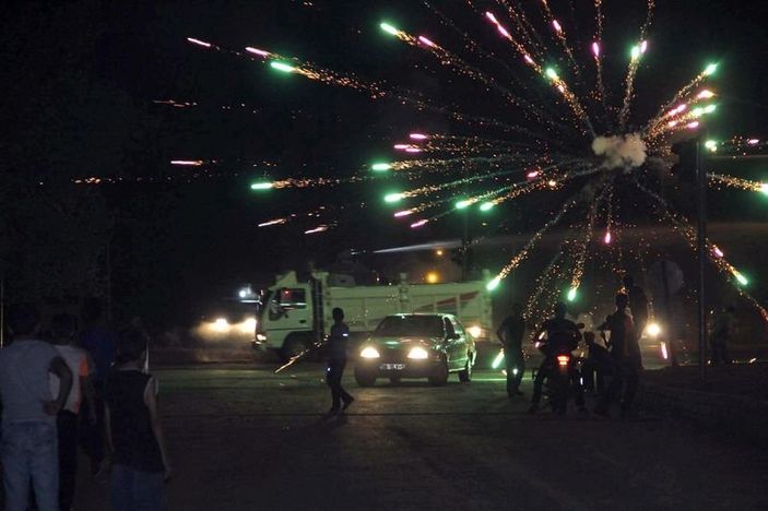 Diyarbakır'da göstericinin elinde bomba patladı