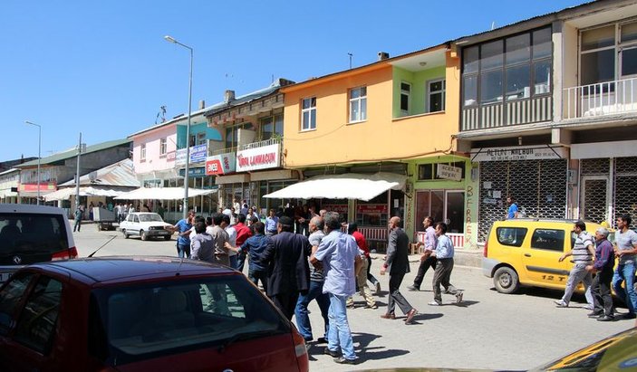 Bingöl'de esnaf PKK'lıları kovaladı