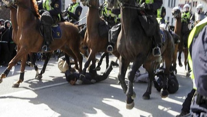 İsveç'te atlı polisler göstericileri ezdi