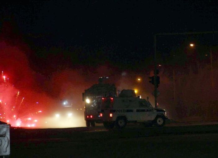 Diyarbakır'da göstericinin elinde bomba patladı