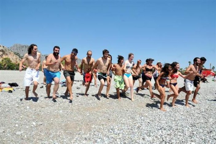 Antalya'daki Kadınlar plajında kadınlı-erkekli protesto İZLE