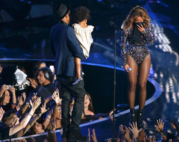 Beyonce'u ağlatan sürpriz İZLE