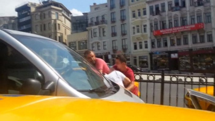 İstanbul'da taksici ile minibüs şoförü birbirine girdi İZLE