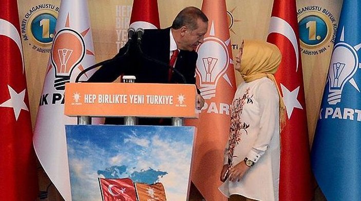 Erdoğan konuşurken sahneye çıkan küçük kız İZLE