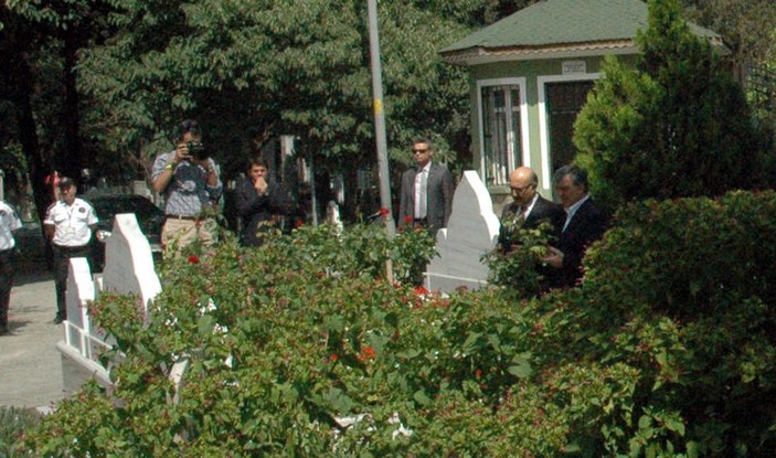 Abdullah Gül Erbakan'ın mezarına gitti İZLE