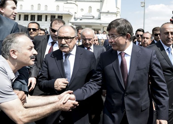 Davutoğlu Cuma namazına Beşir Atalay ile gitti