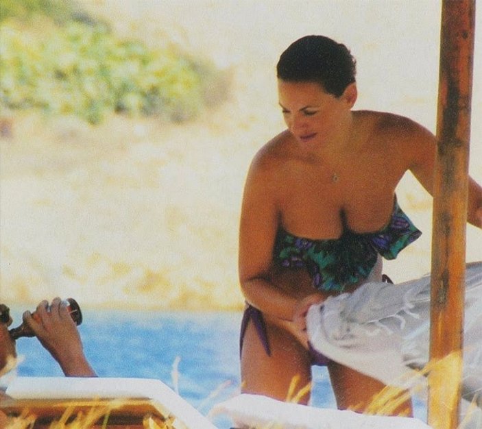 Yunan Bakan Olga Kefaloyani bikinisiyle yakalandı