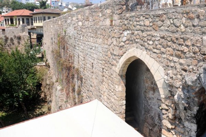 Antalya'daki tarihi surların içine beton döktüler