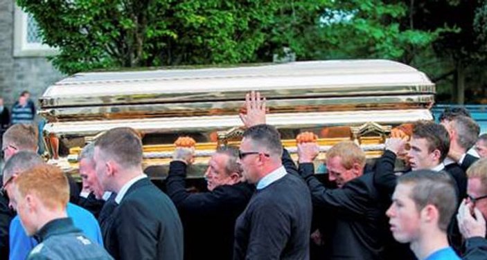 İrlanda'nın en ünlü mafya babası altın tabutla gömüldü