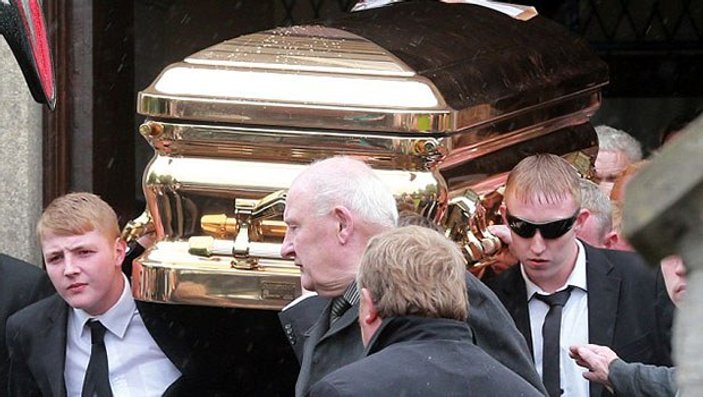 İrlanda'nın en ünlü mafya babası altın tabutla gömüldü