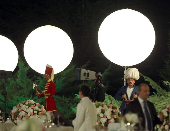 Muhafız Alayı tarihte kullanılan üniformaları giydi