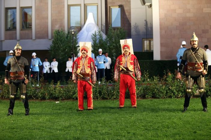 Muhafız Alayı tarihte kullanılan üniformaları giydi