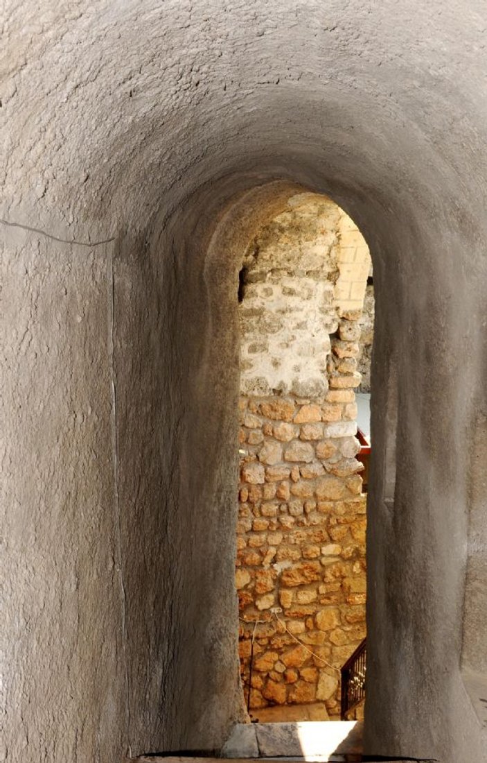 Antalya'daki tarihi surların içine beton döktüler