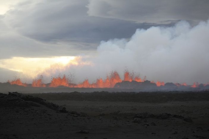 İzlanda'da yanardağda yeni patlama