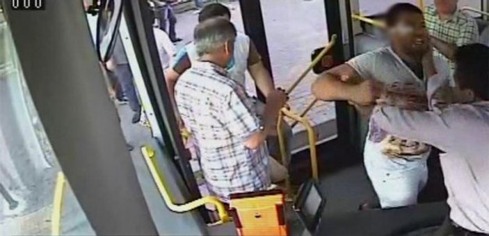 İstanbul'da bir halk otobüsünde şoför yolcudan dayak yedi İZLE