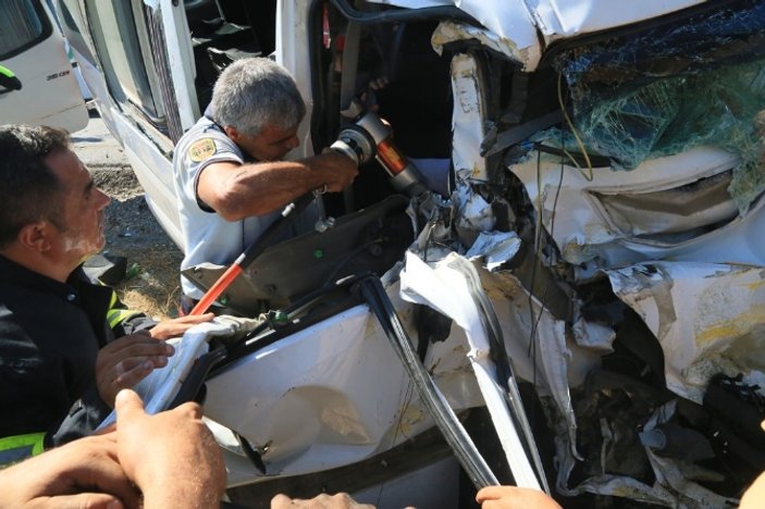 Muğla'da turistleri taşıyan minibüs kaza yaptı: 15 yaralı