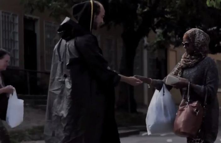 İsveç Rinkeby’deki müslümanlardan insanlık dersi İZLE