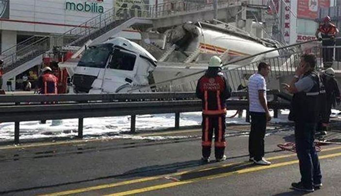 Avcılar'da üst geçidi yıkan şoför: Damperi indiremedim