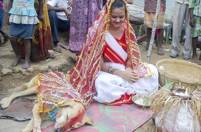 Hindistan'da 18 yaşındaki kızı köpekle evlendirdiler İZLE