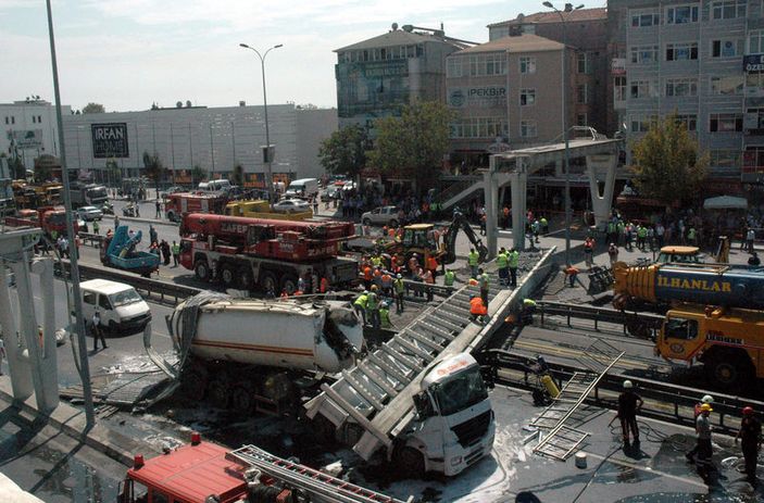 Avcılar'da üst geçidi yıkan şoför tutuklandı İZLE