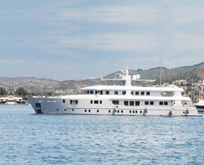 Şahan Gökbakar ve sevgilisinin yat sefası