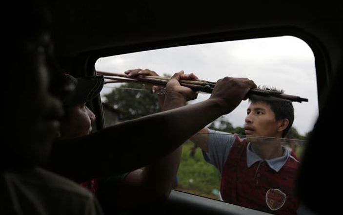 Amazon yerlileri ağaç kesenleri sopayla dövdüler